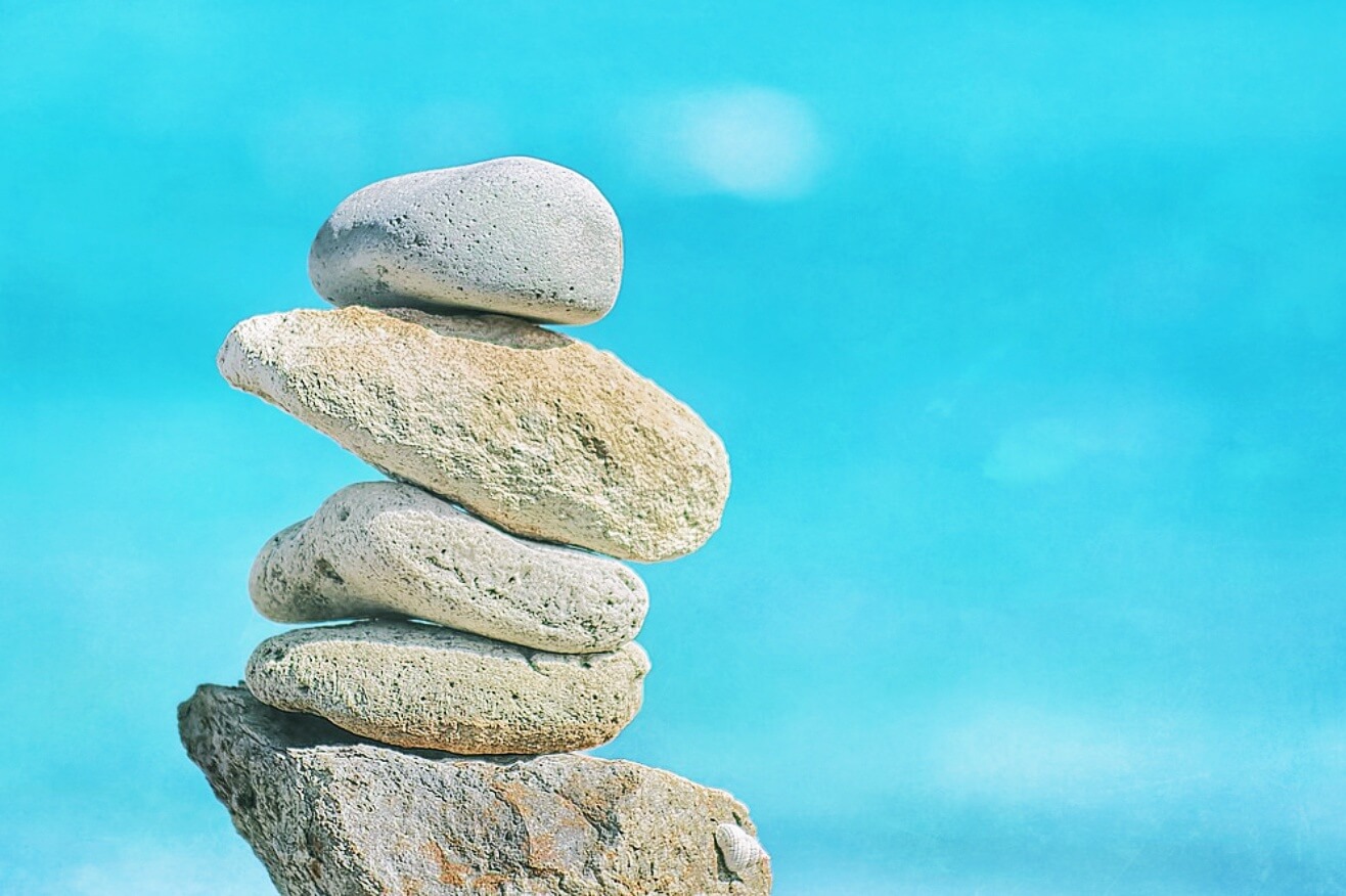 쌓여있는-돌멩이