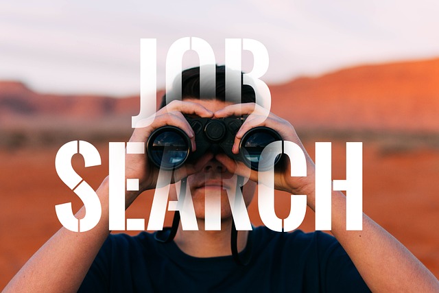 망원경을 보고 있는 사람위에 job search라고 써있는 사진