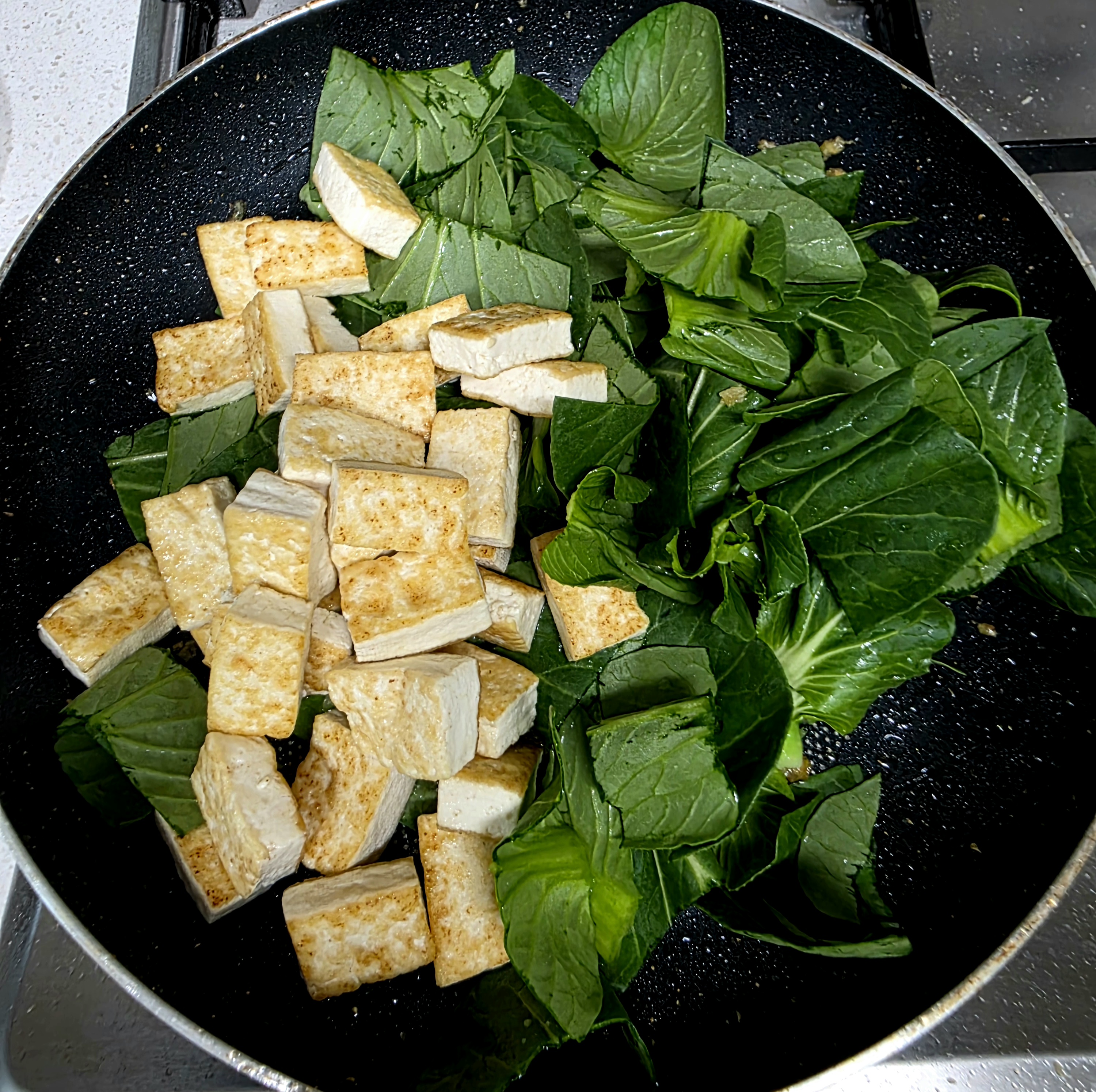 두부와-잎을-함께-넣어요.