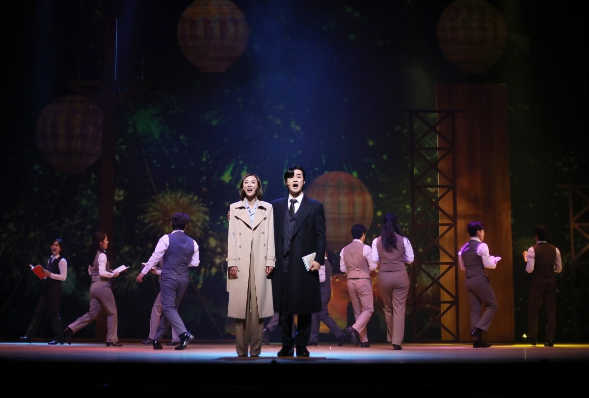 5월 3일 오후 서울 중구 국립극장 해오름극장에서 열린 뮤지컬 ‘더 리더(The Reader)’의 프레스콜 공연에서 배우 조상웅·이희진이 열연을 펼치고 있다. ‘더 리더’는 신격호 롯데그룹 창업자의 일대기를 조명했다.