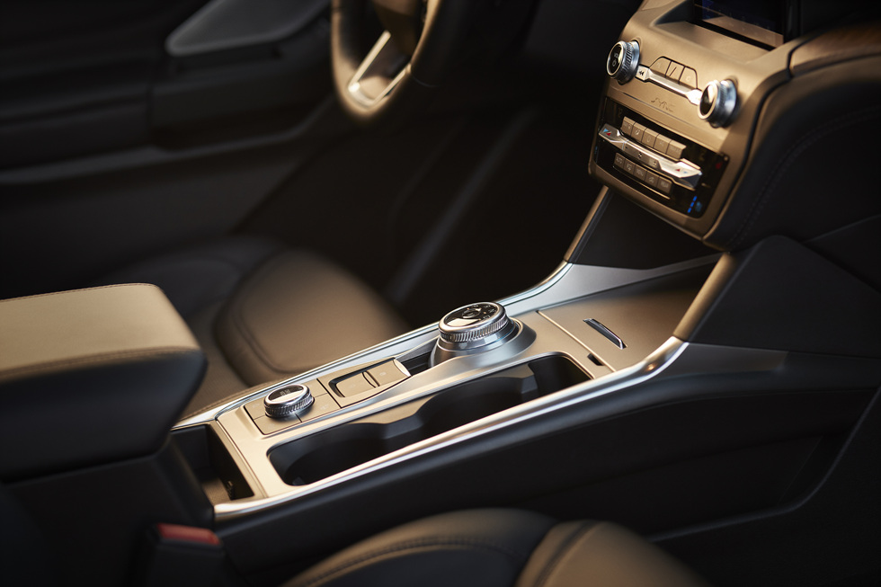 2023년형 포드 익스플로러 실내 1열 기어노브 사진