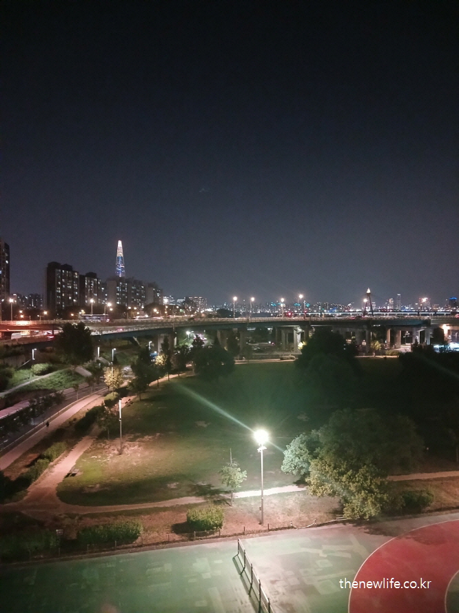 서울 맨발 걷기 좋은 장소 &ndash; 광나루 한강공원의 야간 맨발 걷기 장면