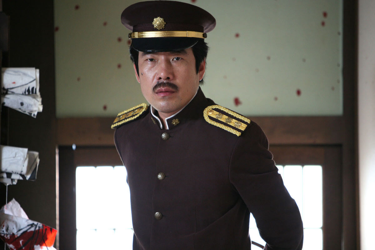 순사 오영달이 당황한 표정으로 서 있는 모습