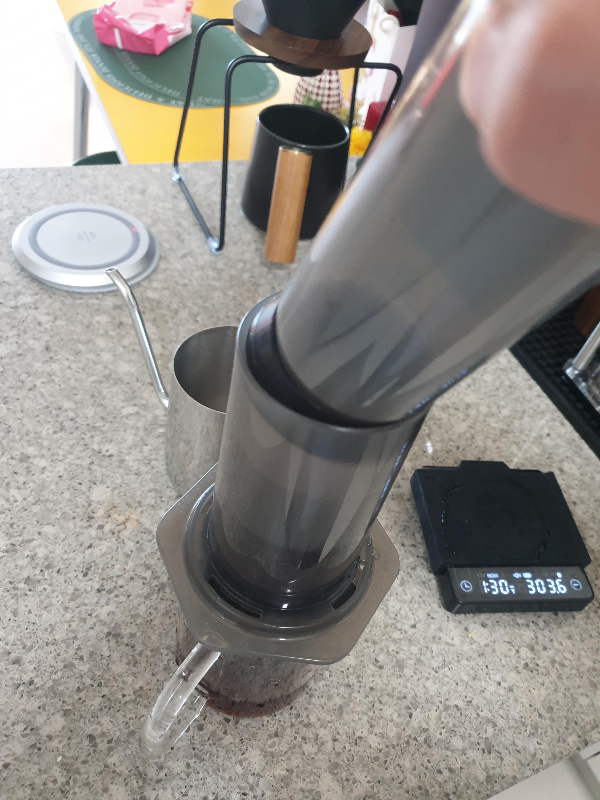 플런저를 오른쪽으로 기울린 모습. 플런저 고무 마개가 반쯤 빠져있다.