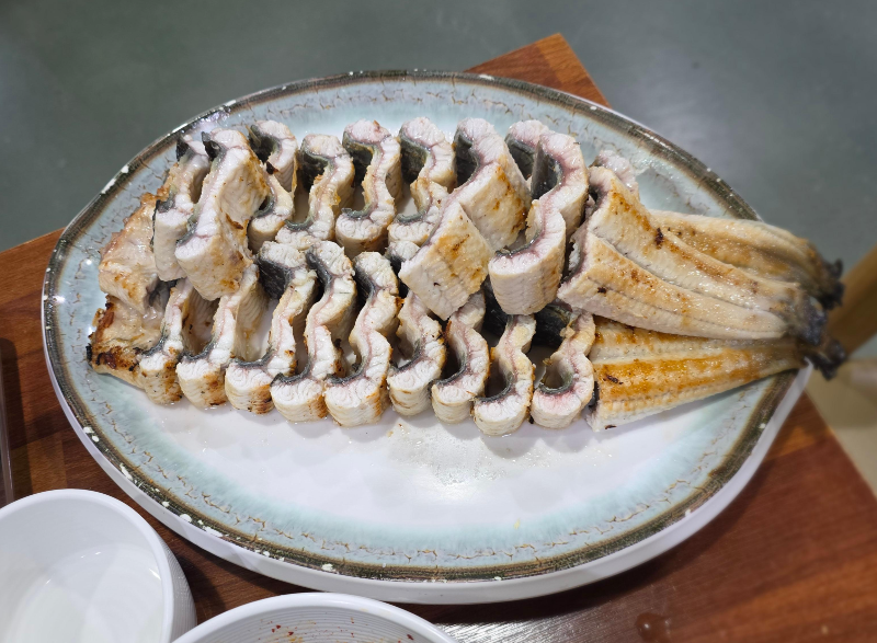 장어 소금구이가 접시에 있다