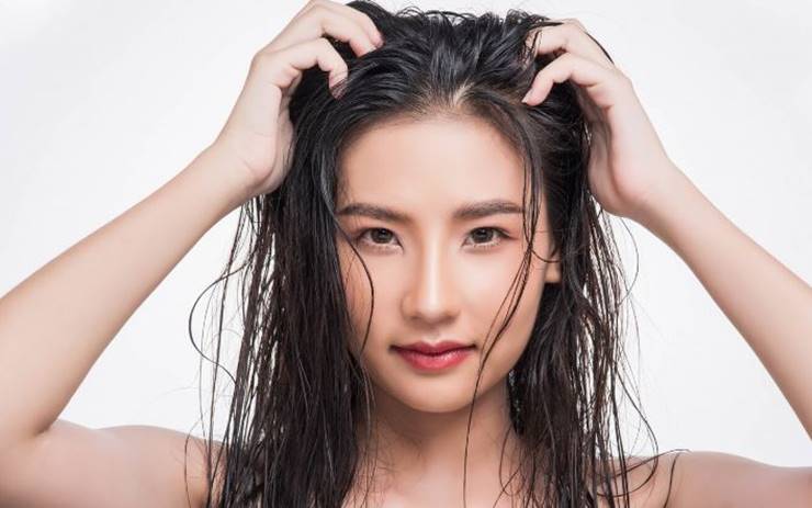 머리를 감는 여자