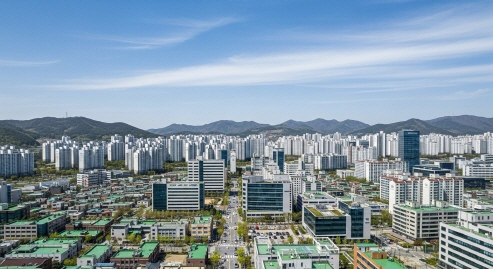 밝은 햇살 아래 공공기관 건물 외관