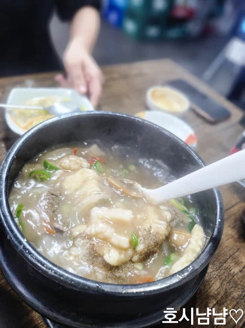 요리왕 해물누룽지탕 – 바삭한 누룽지와 국물이 어우러진 모습