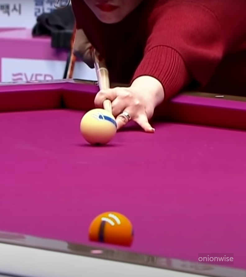 LPBA 최보비 당구선수가 제1목적구를 겨냥하고 있는 모습