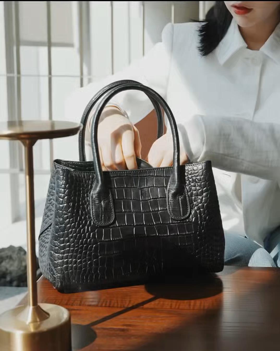 민티즈의 로고 없는 미니멀한 디자인의 천연 가죽 호보백 또는 토트백