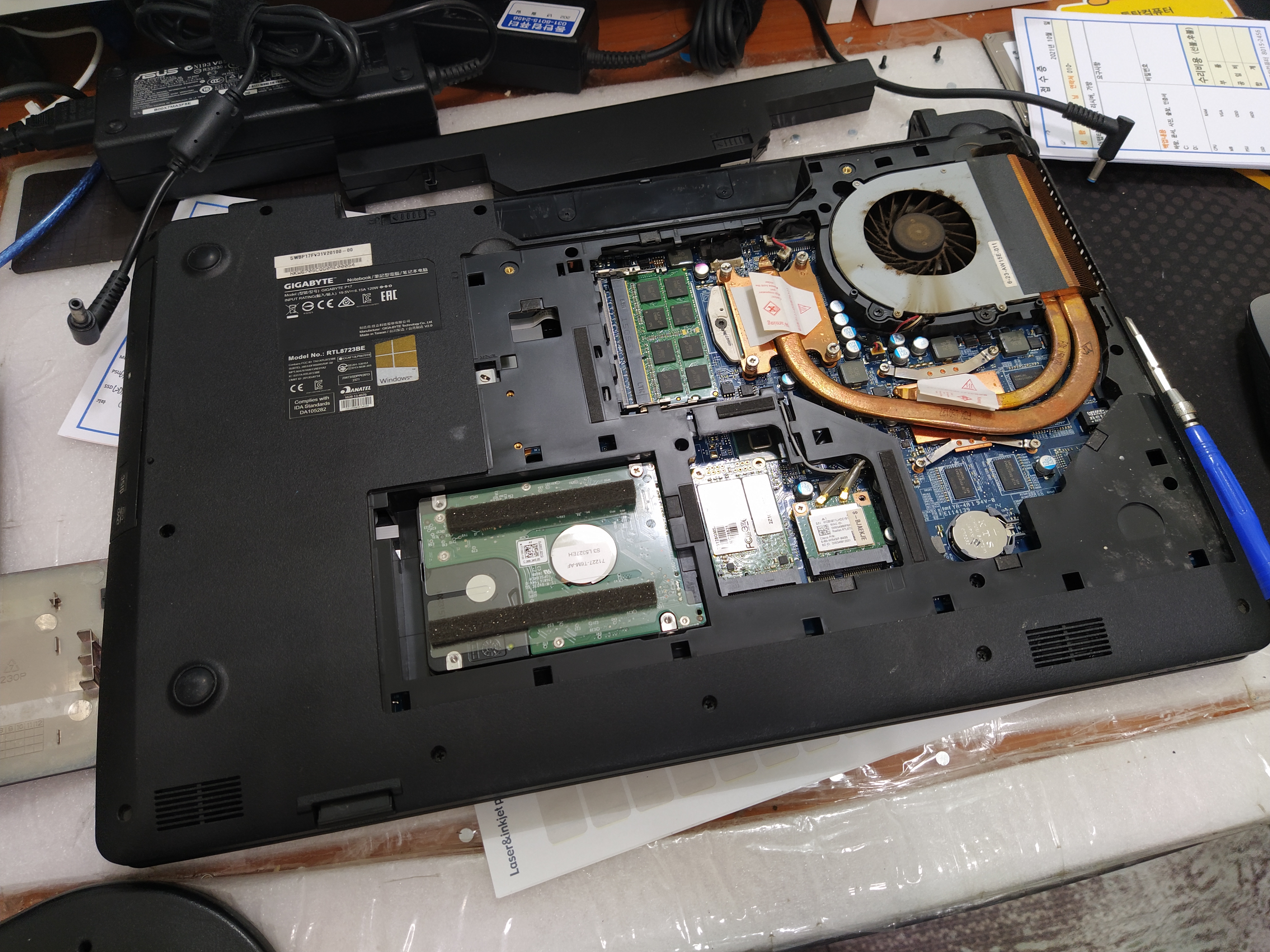 기가바이트 P17 노트북 분해 내부 모습 