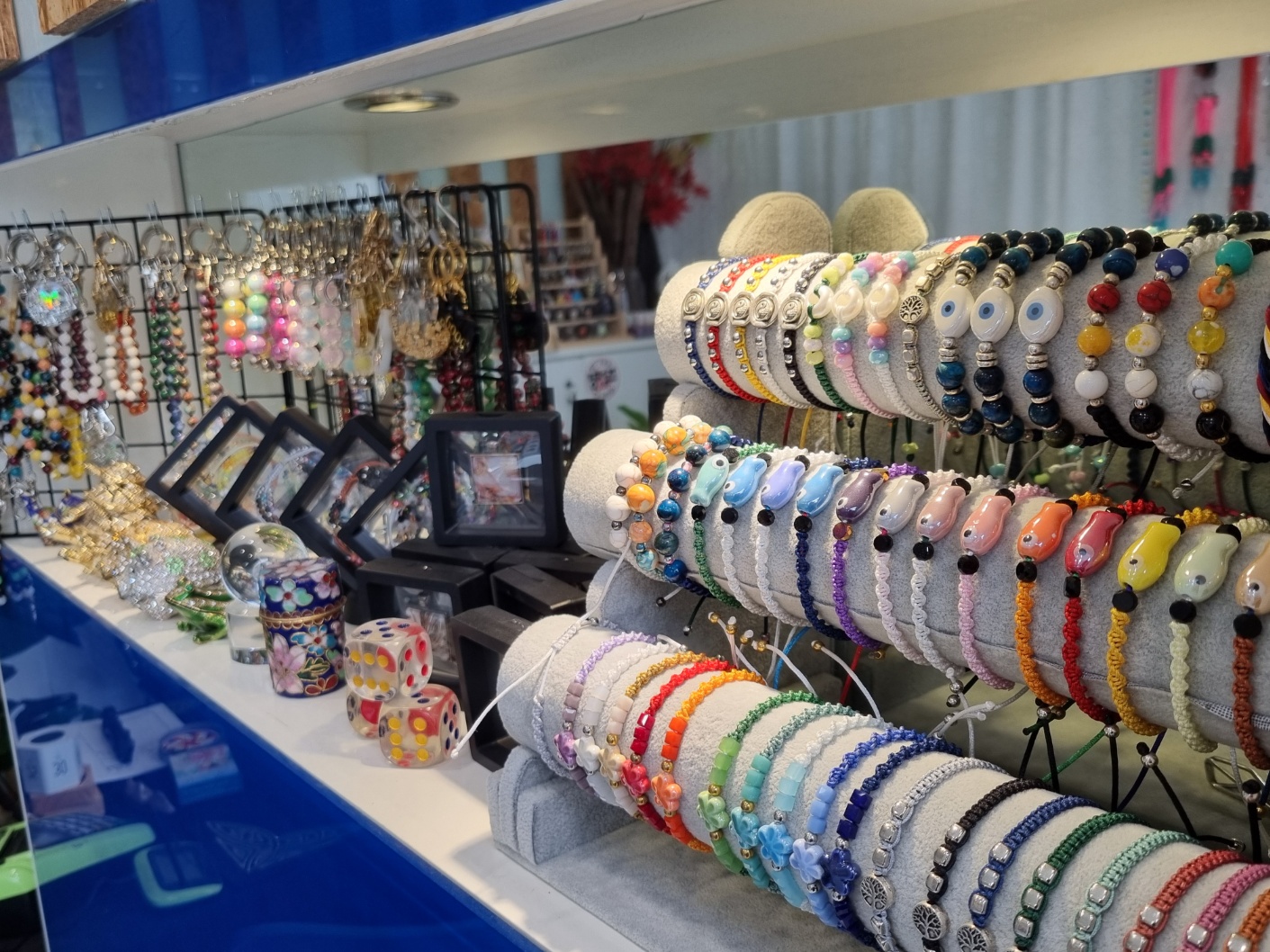 악세사리가 놓인 선반 /by Sa-ha