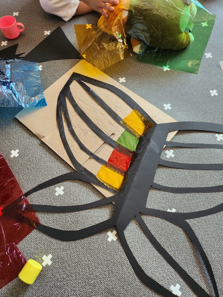 종이를 오려 만든 나비 모양