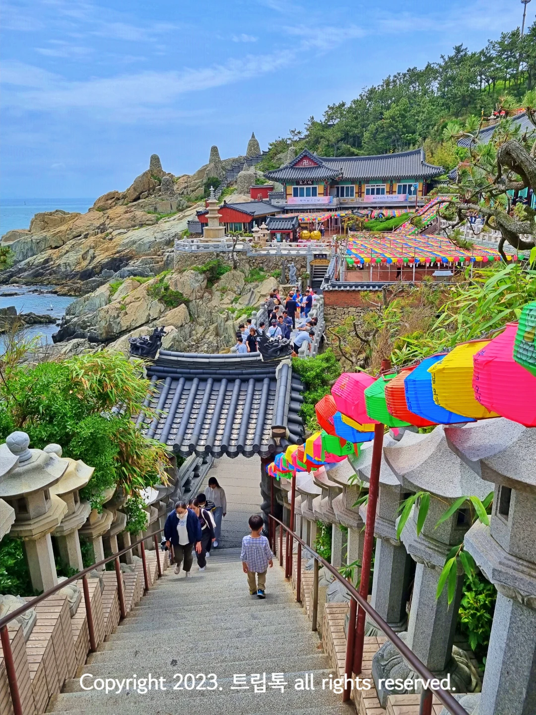 오른쪽에는 빨&amp;#44;노&amp;#44;분&amp;#44;파랑색의 연들이 달려있고 돌계란이 보인다.