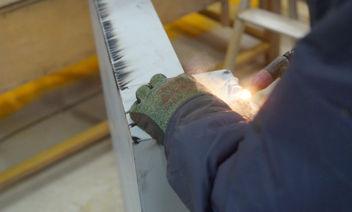 철강을 용접하는 용접공