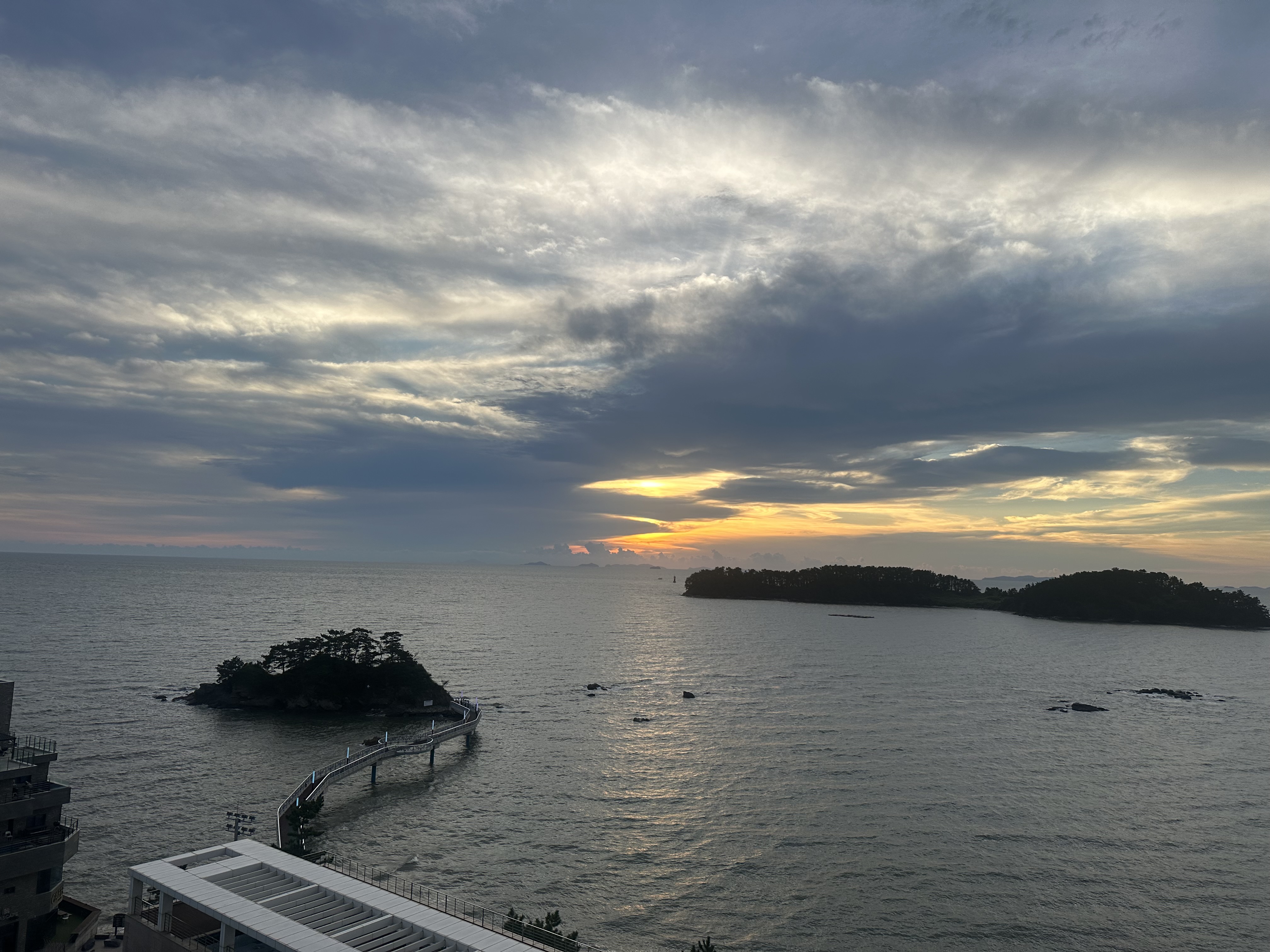 Travel Review 2: Boryeong, Daecheon, and Muchangpo in Chungnam, Korea (Family Travel Destination Recommendation, Muchangpo Beache Palace, Mudflat Experience, Sky Bike Price &amp; Duration, Daecheon Restaurants &amp; Lunch Spots, Daecheon Beach, Stunning Sunset, Closed Sanghwawon, Daecheon Port Fish Market, Useong Fisheries, Suyeonho Fisheries, Muchangpo Beache Palace, Ocean View, Lodging with Kitchen Facilities, Muchangpo Pension)