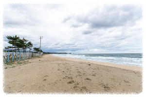 양양의 남쪽 끝자락&amp;#44; 경북과 경계에 자리한 지경리해수욕장