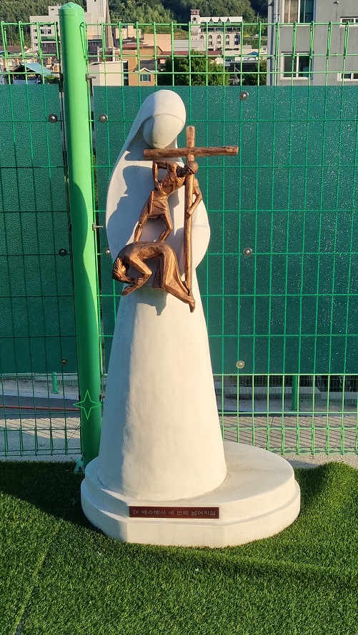 홍천성당 십자가의 길 사진입니다.