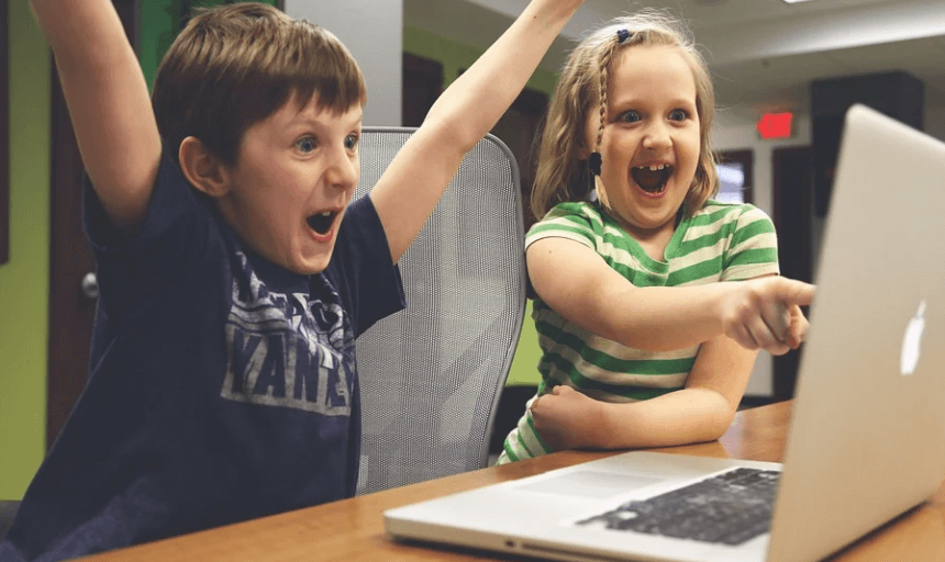 노트북 화면을 보면서 밝게 웃고 있는 두아이