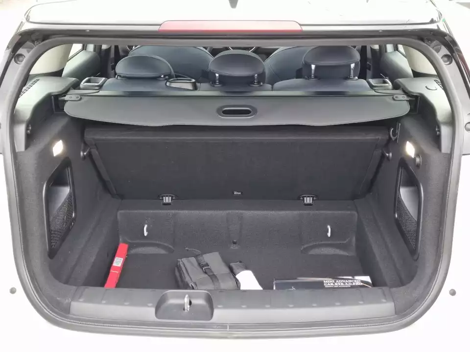 클럽맨 S의 수납 공간 구조는 이렇습니다.