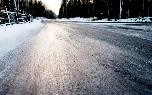 도로위-블랙아이스-사진