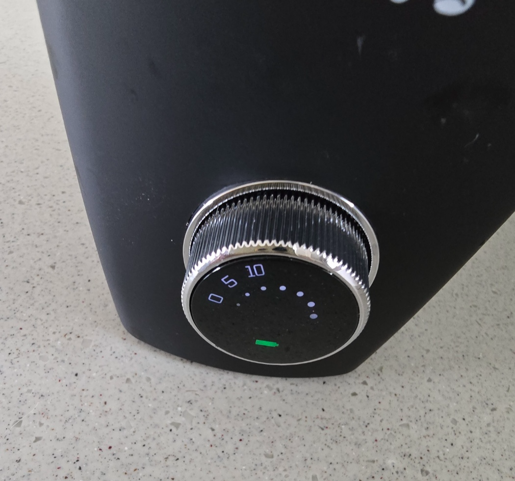 전원버튼을 누르면 전원이 켜지고 버튼을 돌려 초를 설정