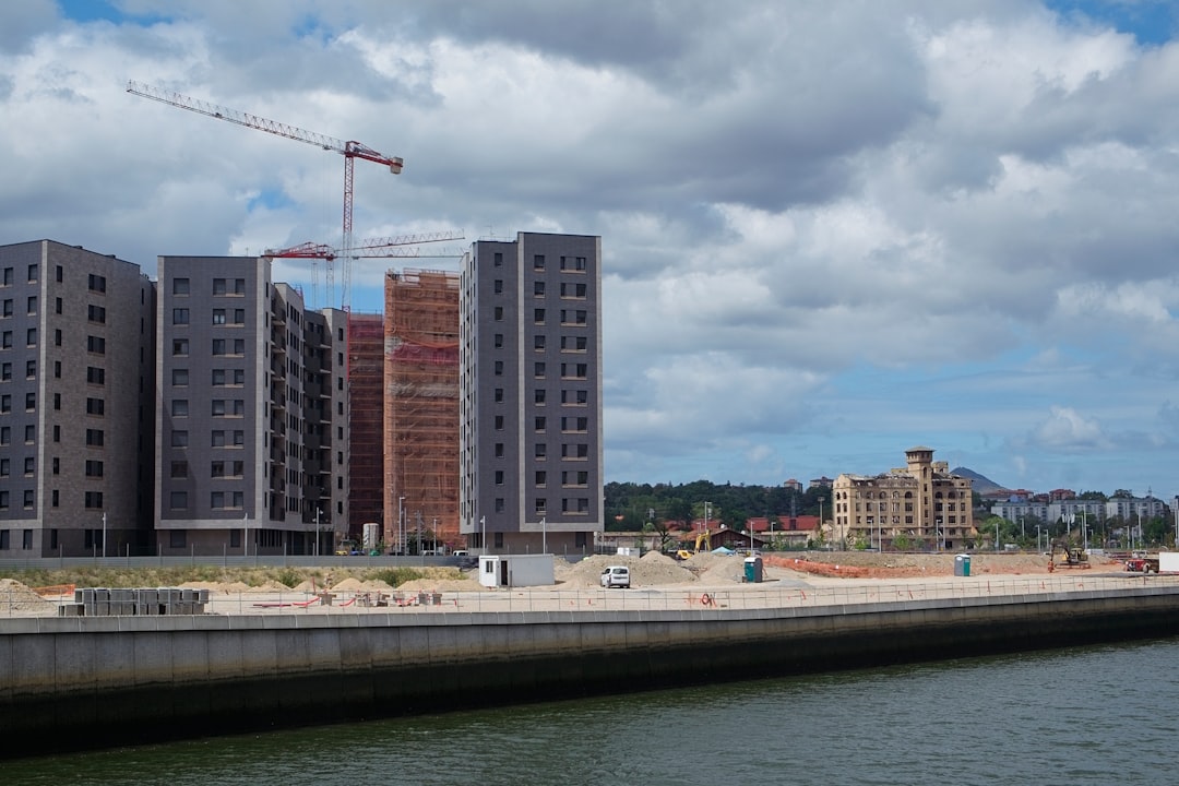 재건축 초기 단계에서 조합원들이 가장 많이 오해하는 부분과 재건축 단지에서 추가 분담금이 늘어나는 원인