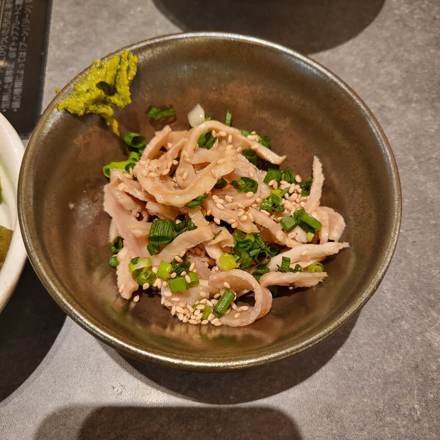 초로 버무린 부드러운 호르몬(껍데기)