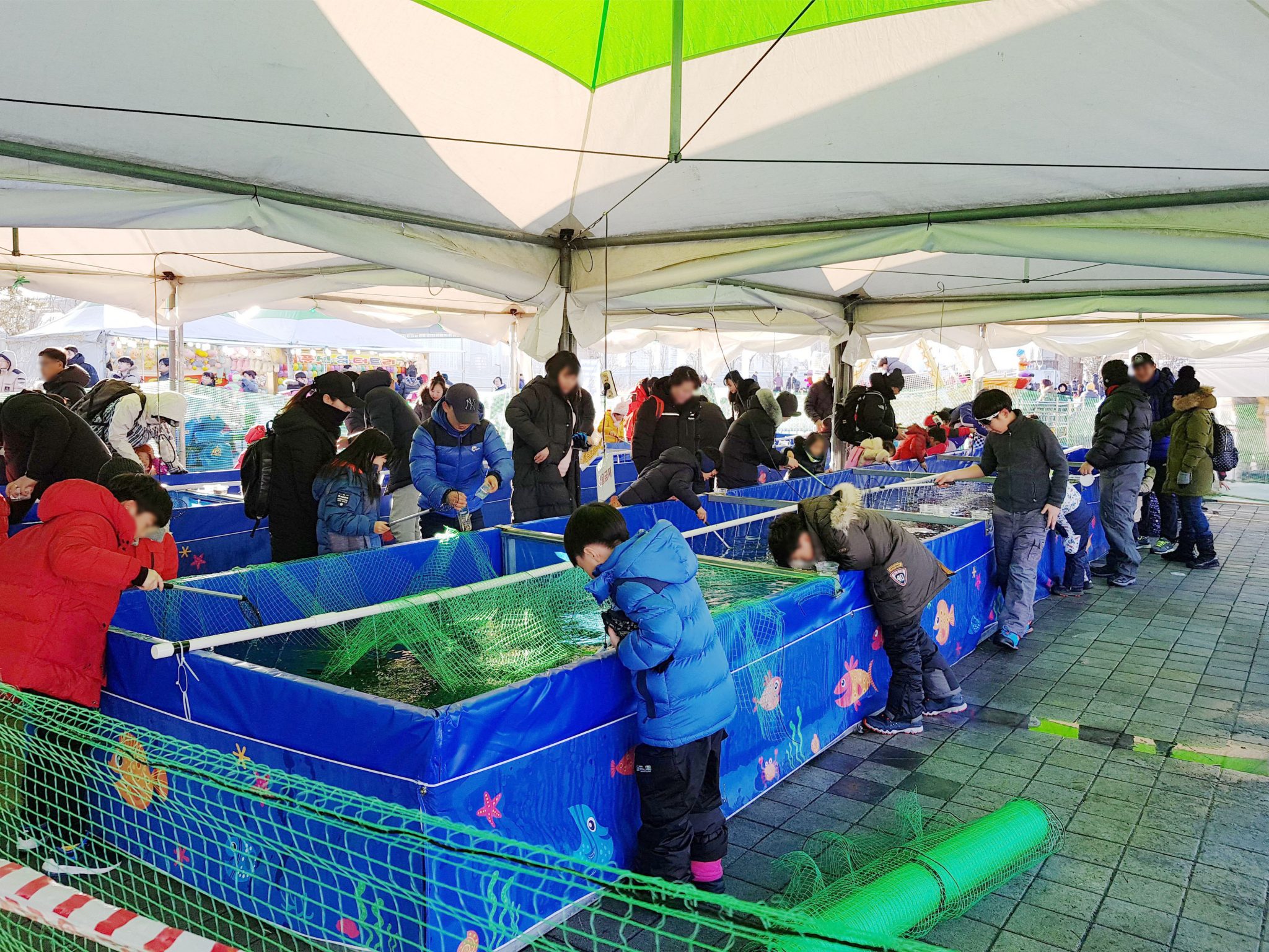 빙어잡기 체험을 하고 있는 사람들의 모습