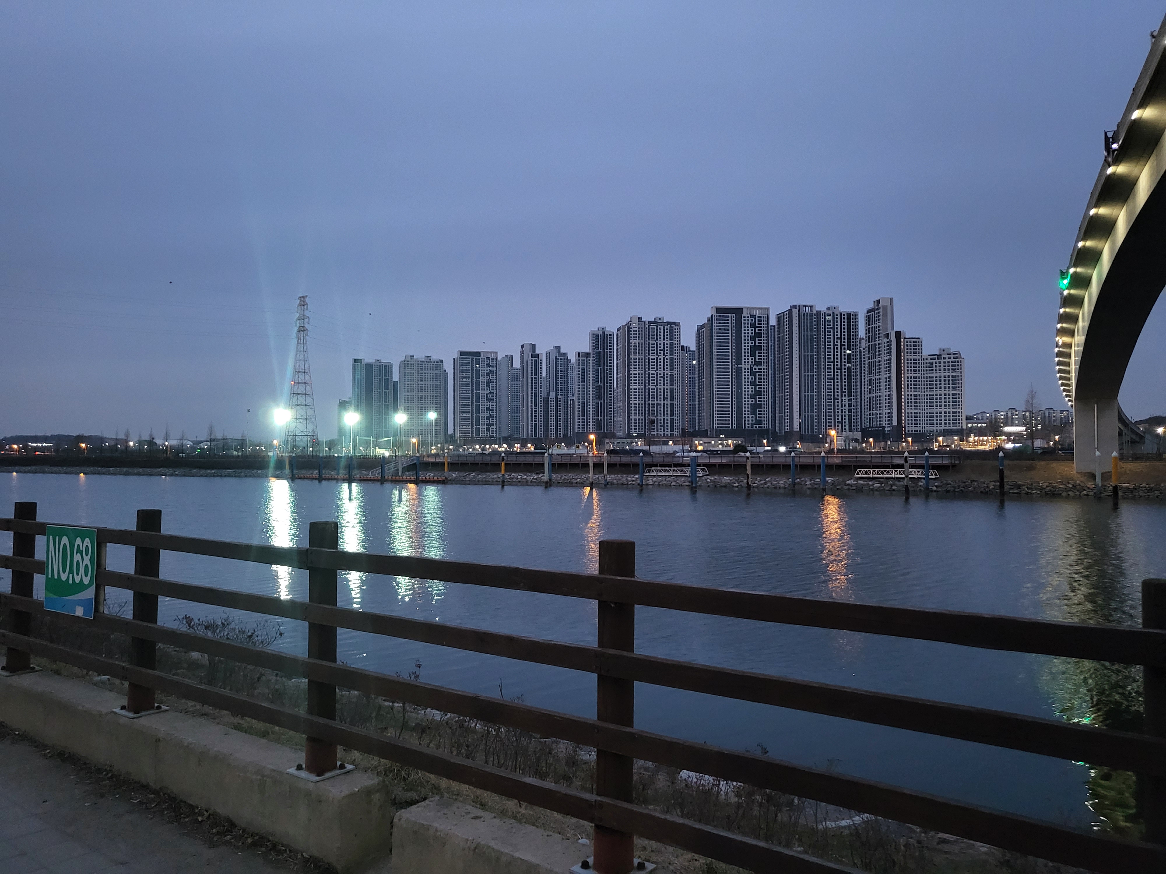 검암역 아라뱃길 건너편에 보이는 아파트단지