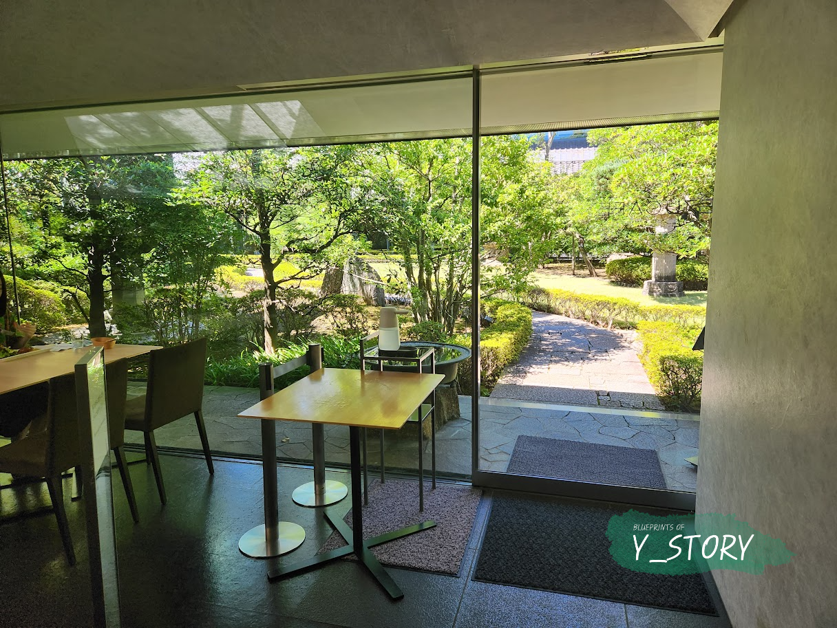 구마 겐고 건축가가 설계한 네즈 미술관의 카페