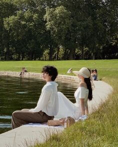 연못에-않아-시원한-물을-보며-사랑을-이야기하는-연인