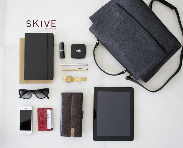 핸드백 안에 넣는 소지품과 가방이 나열되어 있는 사진