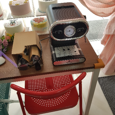 저렴한 비용으로 꾸민 레터링 케이크 매장 내 감성적인 포토존 인테리어