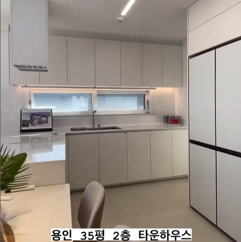 내부가 화이트로 되어 있는 부엌, 어머니들이 기분 좋게 음식을 할 정도로 부위기가 좋은 부엌입니다 .