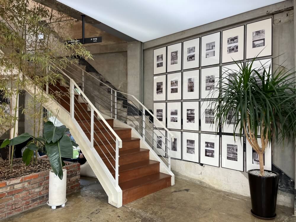 카페-어반리-본점-2층-올라가는-계단