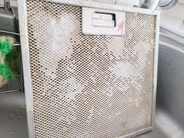 기름때가 녹아서 흐르는 모습