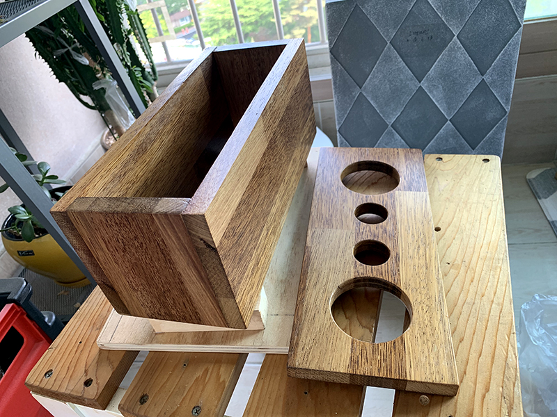 케이스 바니쉬 칠 작업