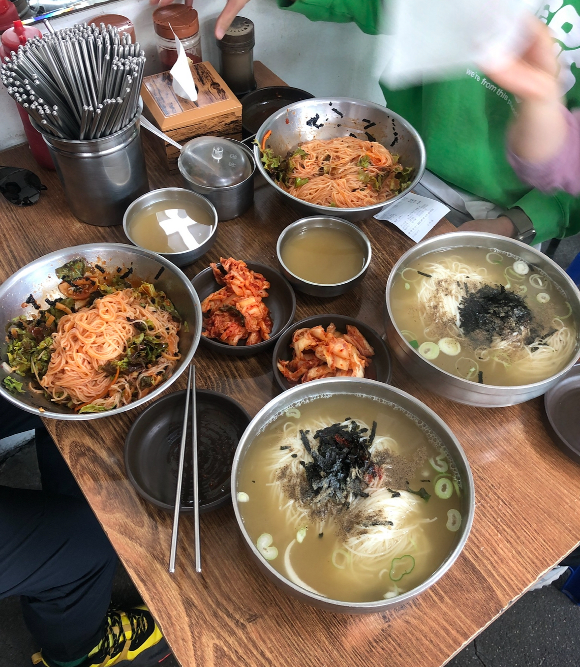 alt=&quot;행주산성 원조국수집 잔치국수와 비빔국수, 푸짐하게 차려진 한 상&quot;