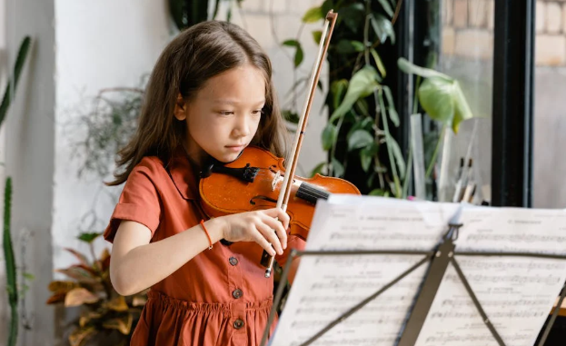바이올린 배우고 있는 어린이. 클래식 초보자 사진