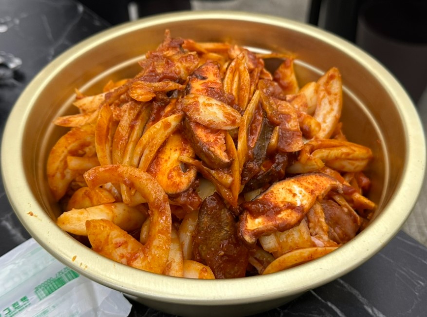 맛있게 양념으로 버무려진 오리 주물럭