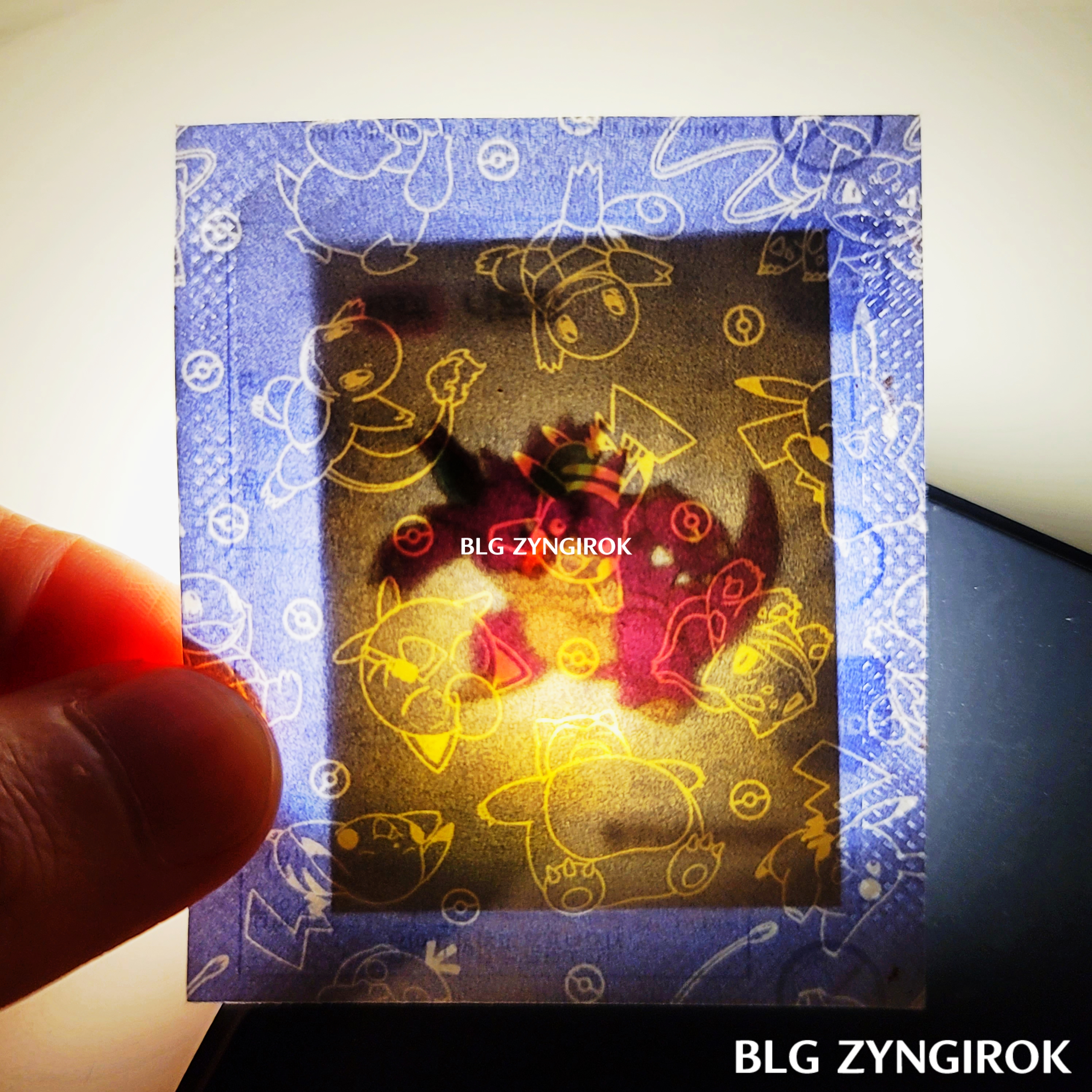 띠부띠부씰-니드킹을-들고있다.