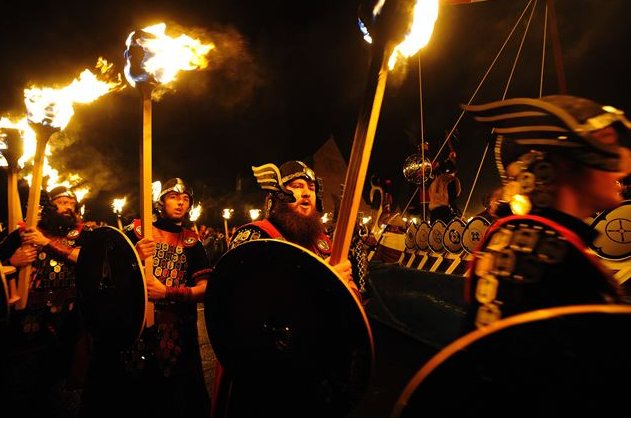 스코틀랜드 불의 축제 ‘업 헬리 아’: 바이킹이 아직 살아있는 이유