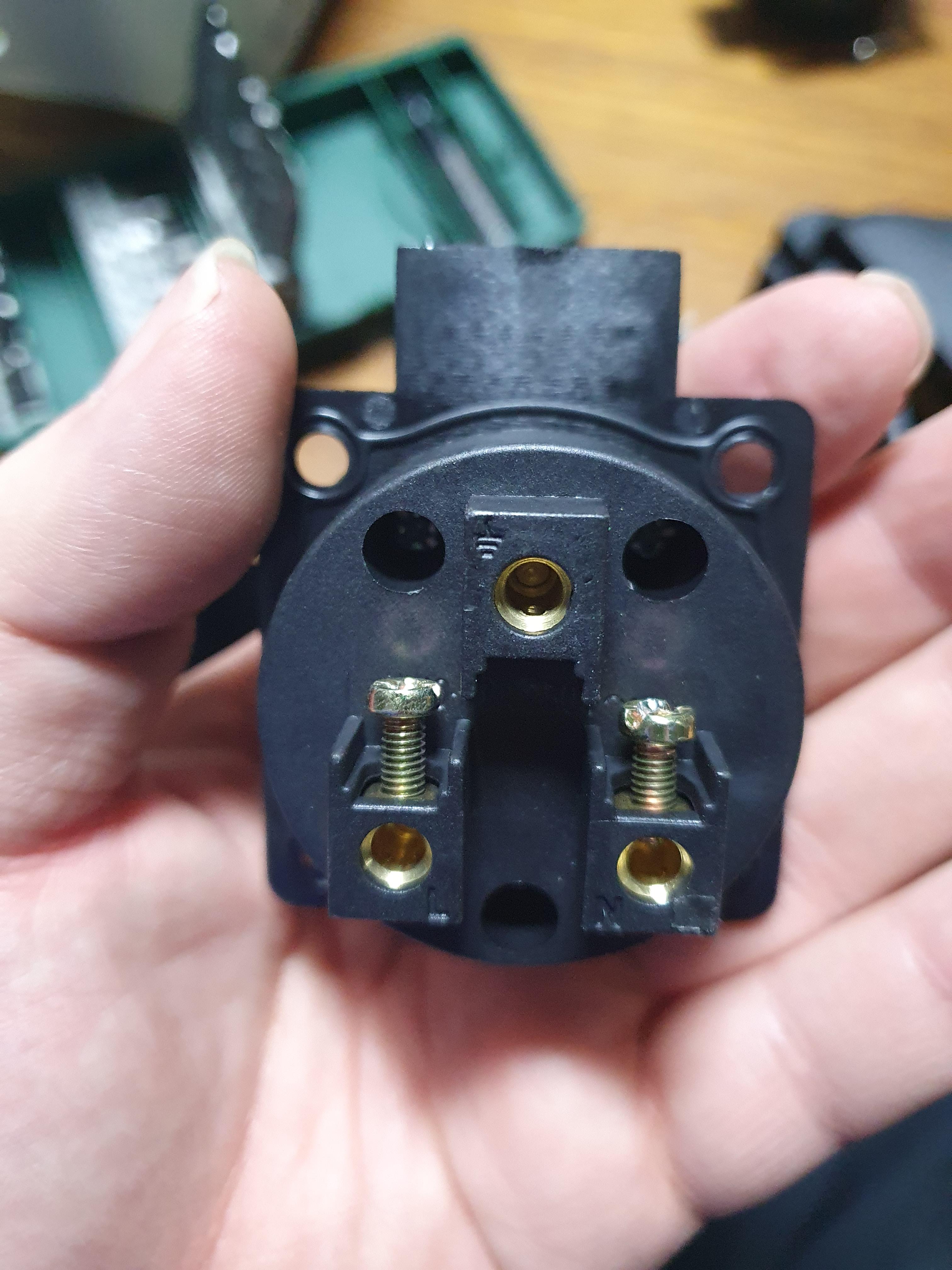 알리발 트위지 충전젠터 220V 콘센트 전선 연결 구멍 3개