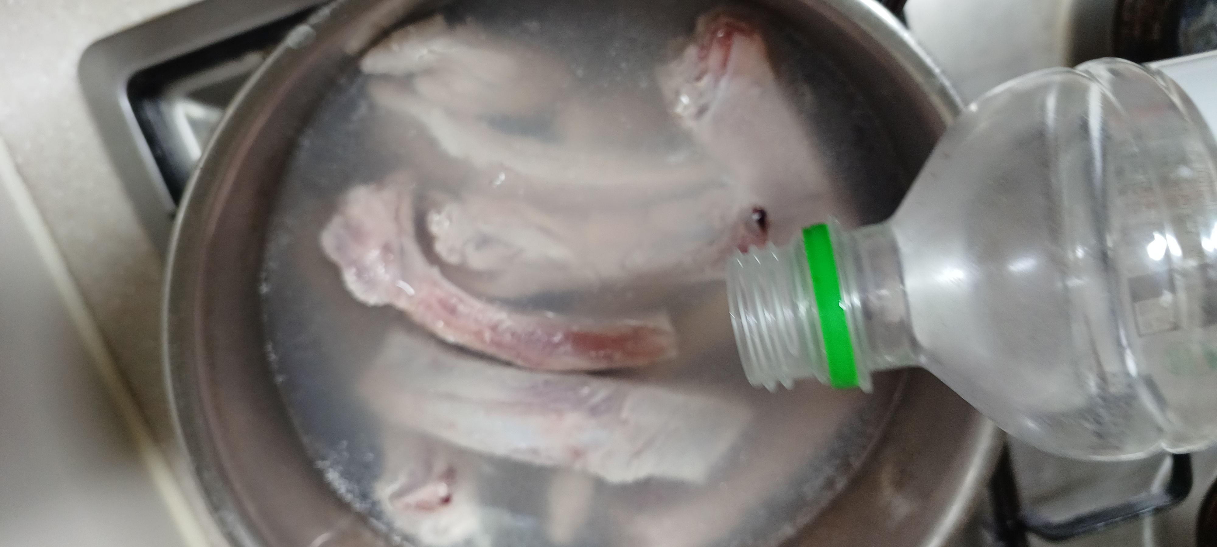 등갈비 삶아서 불순물 제거1