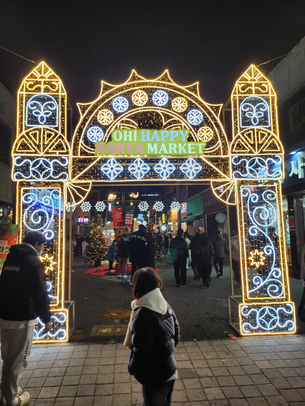 오해피-산타마켓-메인-출입문