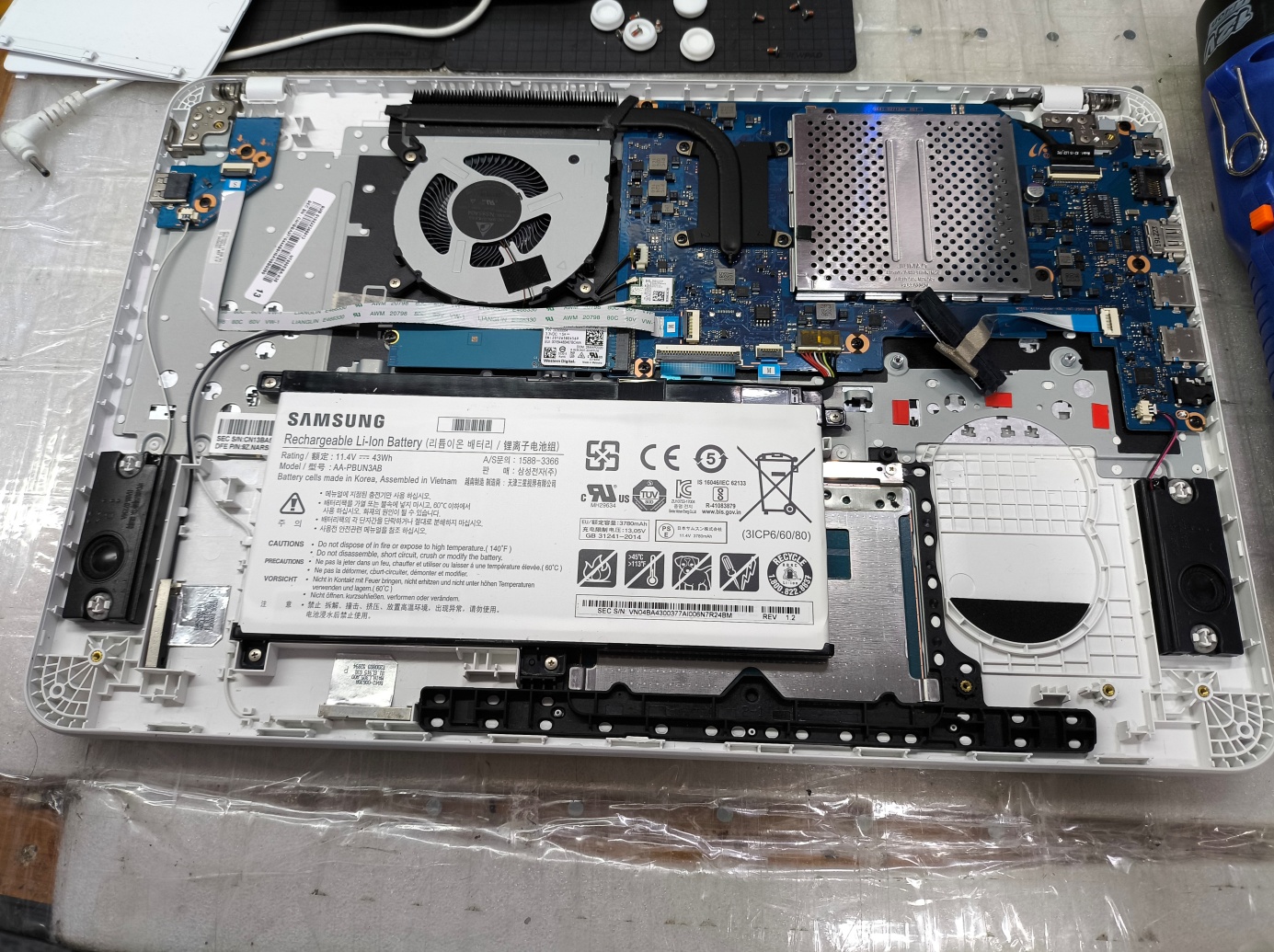 노트북 하판을 분리한 상태입니다.