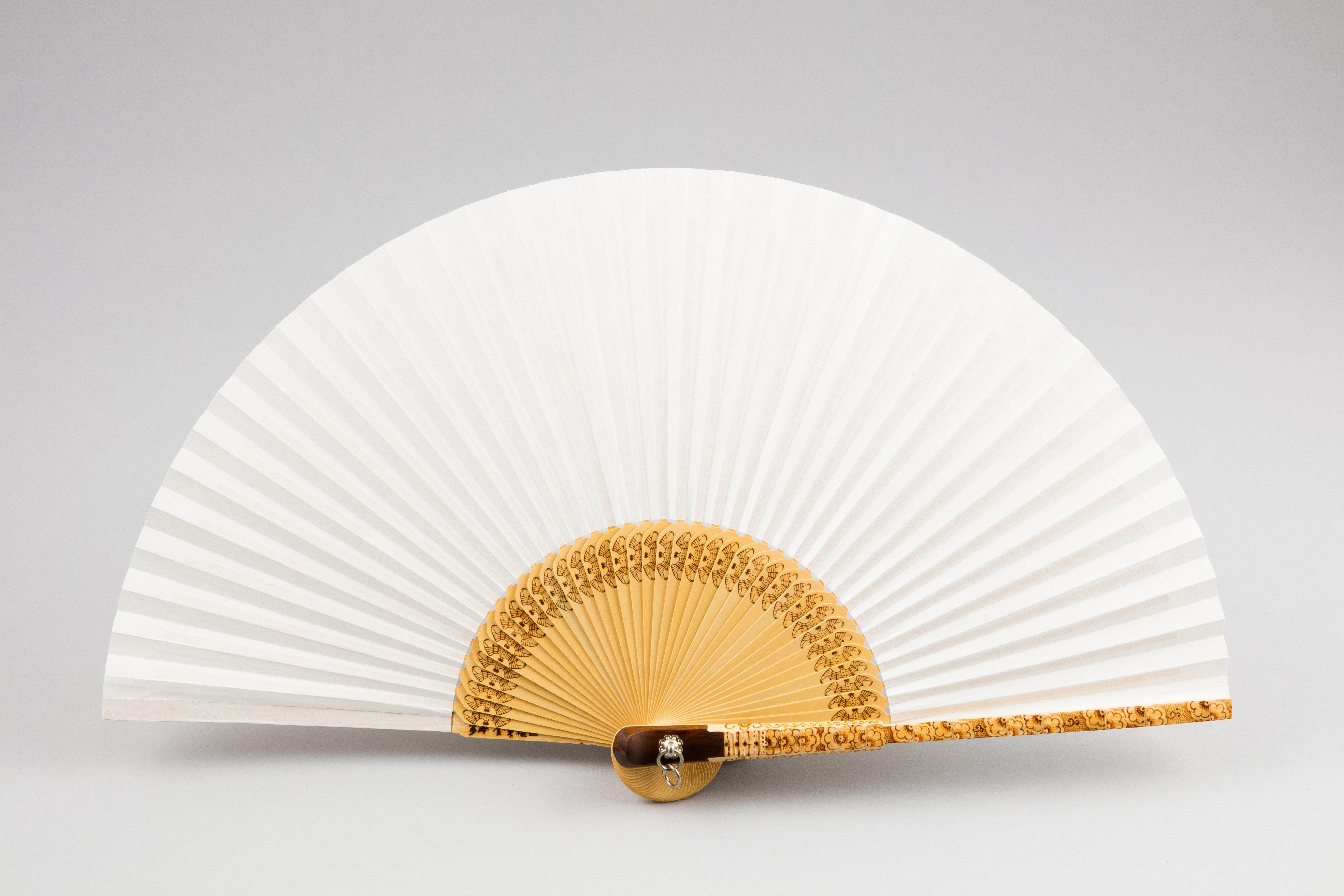 완성된 합죽선 펼친 모습_선자장_국가유산청