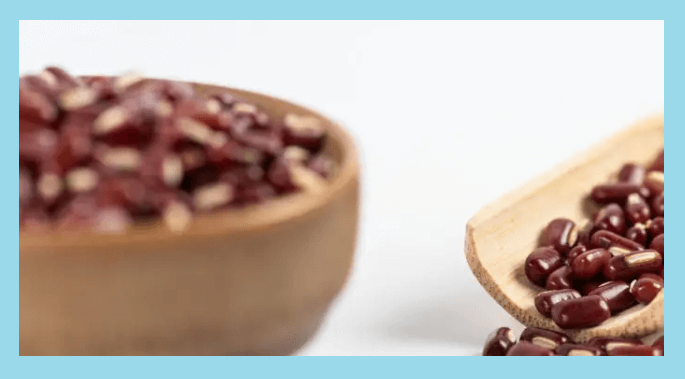 나무-그릇-위-팥