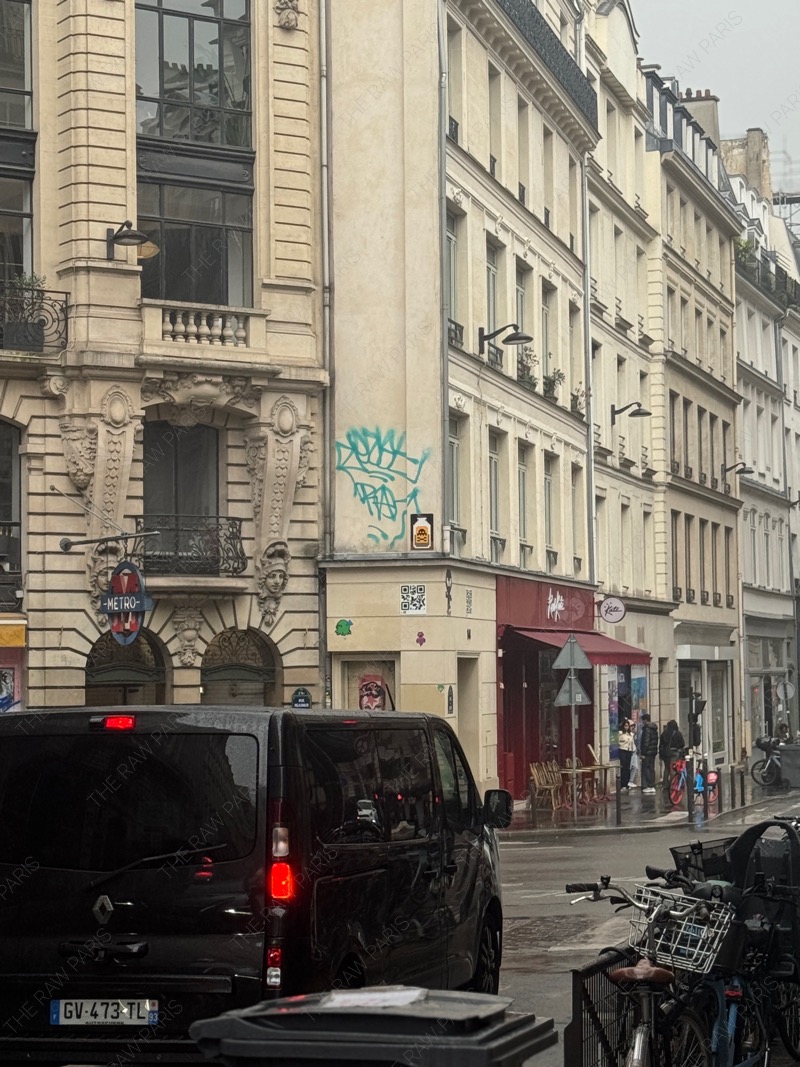 파리의 일상. 비가오는 파리 거리에요. 비맞으면서 산책하기.